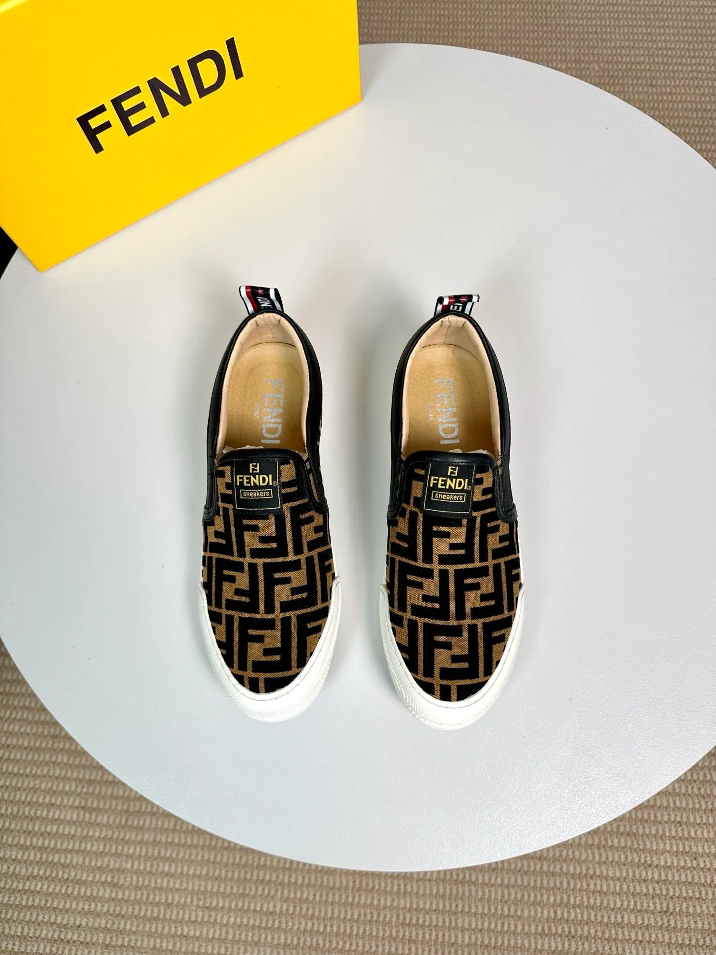 Factory price 380💰 (FENDI) New style 👊🏻 upper 🇮🇹 imported cowhide fabric 🇩🇪 imported sheepskin lining. The original outsole is molded to highlight the identity of every man, and the upper foot is stable and stable🚶🏻🚶🏻The high-end custom counters reproduce the original version📯No matter the wind or rain, the shoe last remains unchanged and can withstand the verification of time🔍️,🔵 Size: 38-44 (45 is custom-made and cannot be returned or exchanged
